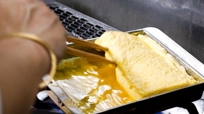 金屋食堂のだし巻き玉子の調理風景